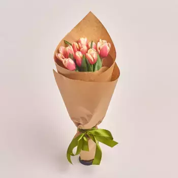 Букет из 11 розовых тюльпанов в крафте «Сюрприз»