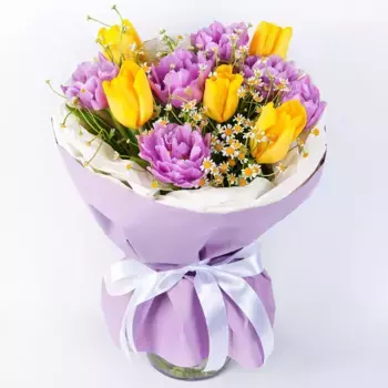 Букет из 11 тюльпанов и 4 ромашек «Весенние ноты»