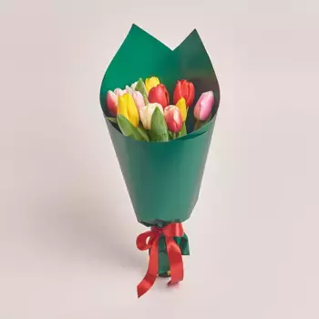 Букет из 11 тюльпанов микс в зеленой бумаге
