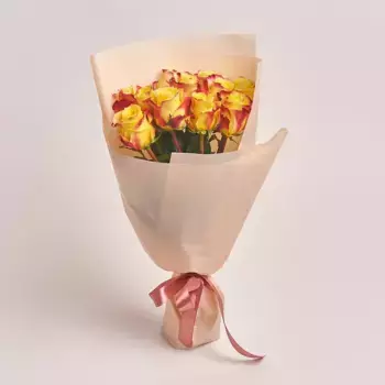 Букет из 11 желто-красных роз в пленке