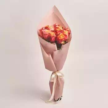 Букет из 11 желто-розовых роз в розовой пленке