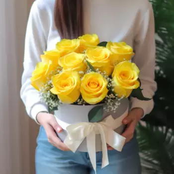 Букет из 11 желтых роз и гипсофил в коробке