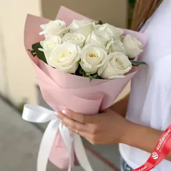 Букет из 13 белых роз в упаковке