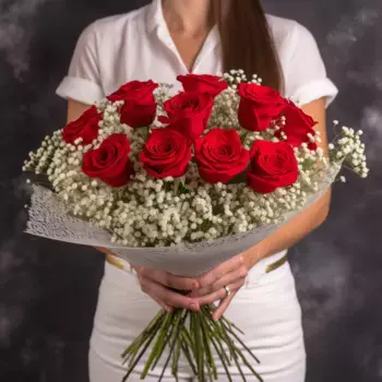 Букет из 13 красных роз и гипсофил в серой бумаге