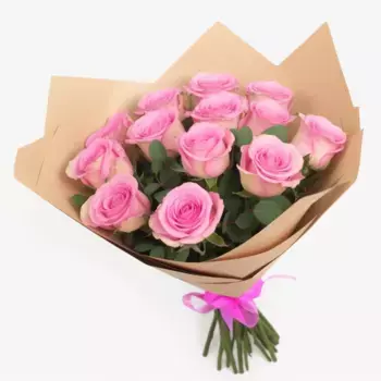 Букет из 13 розовых роз в крафте