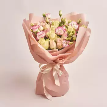 Букет из 14 роз и 5 лизиантусов в кремовой пленке