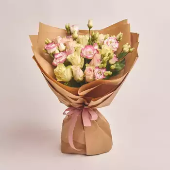Букет из 14 роз и 5 лизиантусов в крафте