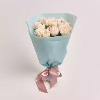 Букет из 15 бело-розовых тюльпанов в голубой пленке