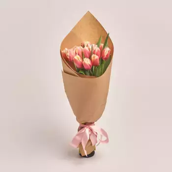 Букет из 15 бело розовых тюльпанов в крафте