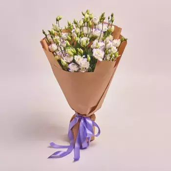 Букет из 15 бело-синих лизиантусов в крафте