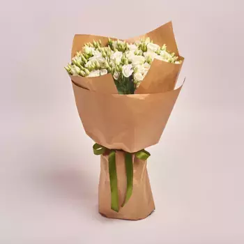 Букет из 15 белых лизиантусов в крафте