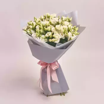 Букет из 15 белых лизиантусов в серой пленке