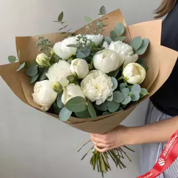 Букет из 15 белых пионов с эвкалиптом в крафте