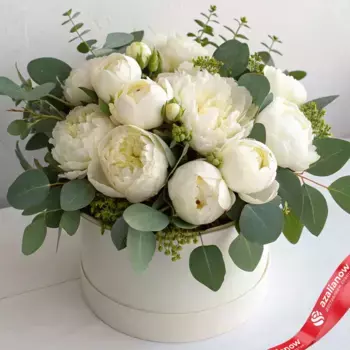 Букет из 15 белых пионов с эвкалиптом в коробке