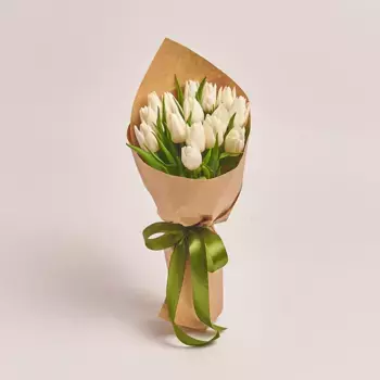 Букет из 15 белых тюльпанов в крафте