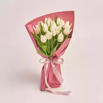 Букет из 15 белых тюльпанов в розовой бумаге