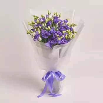 Букет из 15 фиолетовых лизиантусов в белой бумаге