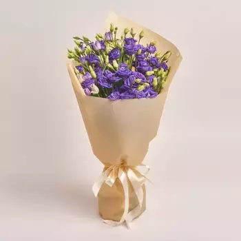 Букет из 15 фиолетовых лизиантусов в бежевой пленке