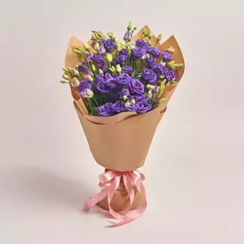 Букет из 15 фиолетовых лизиантусов в крафте