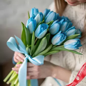 Букет из 15 голубых тюльпанов с голубой лентой, Россия