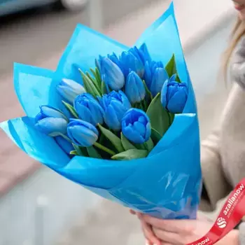 Букет из 15 голубых тюльпанов в голубой пленке, Россия