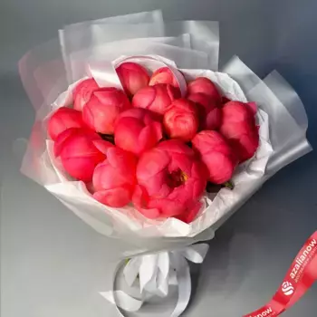 Букет из 15 коралловых пионов в бумаге и пленке