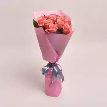 Букет из 15 коралловых роз в розовой пленке