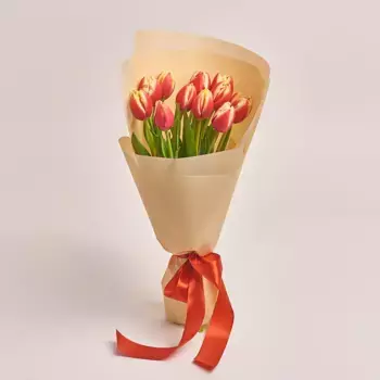 Букет из 15 красно-желтых тюльпанов в бежевой пленке