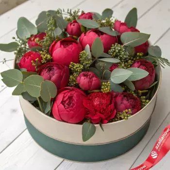 Букет из 15 красных пионов с эвкалиптом в коробке