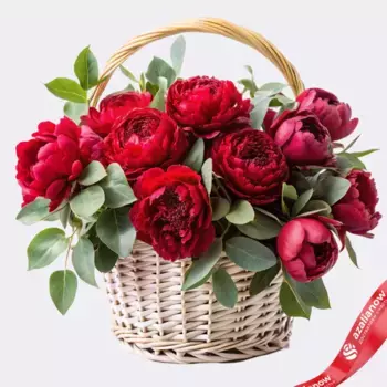 Букет из 15 красных пионов с эвкалиптом в корзине