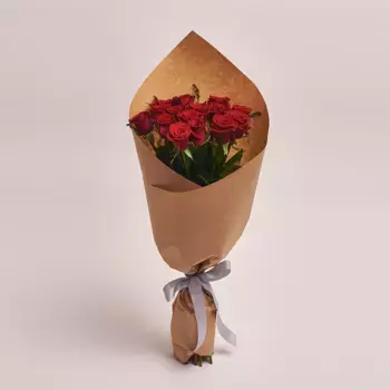 Букет из 15 красных роз в крафте, 50см