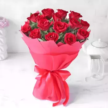 Букет из 15 красных роз в розовой пленке