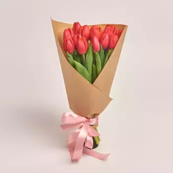 Букет из 15 красных тюльпанов в крафте