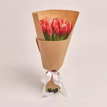 Букет из 15 красных тюльпанов в крафте с лентой