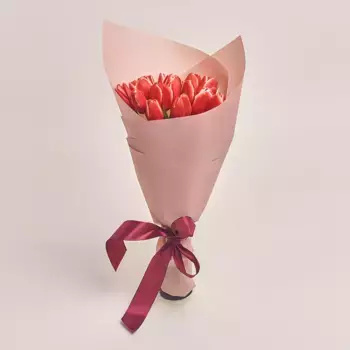Букет из 15 красных тюльпанов в розовой бумаге
