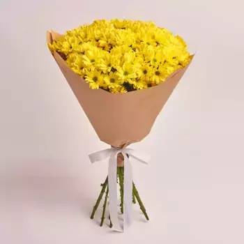 Букет из 15 кустовых желтых хризантем в крафте