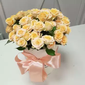 Букет из 15 кустовых желтых роз в коробке