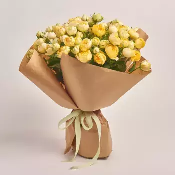 Букет из 15 кустовых желтых роз в крафте