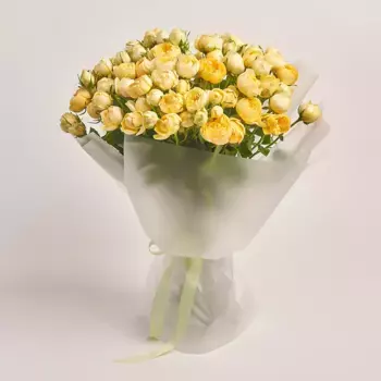 Букет из 15 кустовых желтых роз в пленке