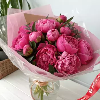 Букет из 15 малиновых пионов в пленке