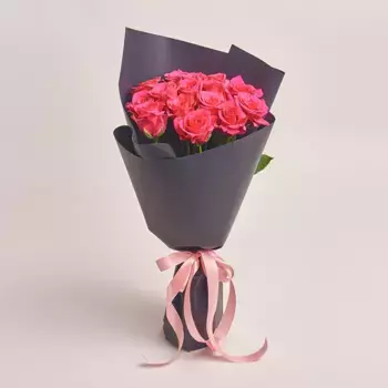 Букет из 15 малиновых роз в темно-серой пленке