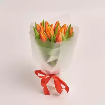 Букет из 15 оранжевых тюльпанов в пленке