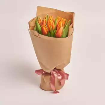 Букет из 15 оранжевых тюльпанов в крафте