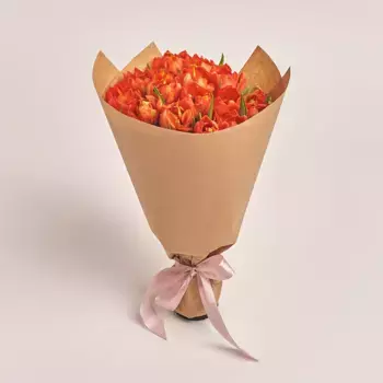 Букет из 15 пионовидных красных тюльпанов в крафте