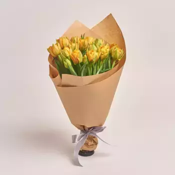 Букет из 15 пионовидных оранжевых тюльпанов в крафте
