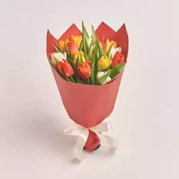 Букет из 15 пионовидных тюльпанов в оранжевой бумаге