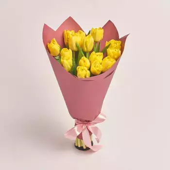 Букет из 15 пионовидных желтых тюльпанов в розовой бумаге