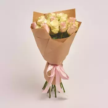 Букет из 15 роз микс в крафте