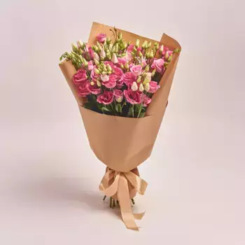 Букет из 15 розовых лизиантусов в крафте
