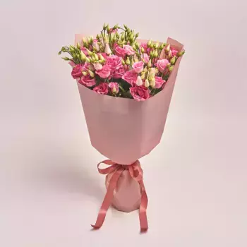 Букет из 15 розовых лизиантусов в розовой бумаге